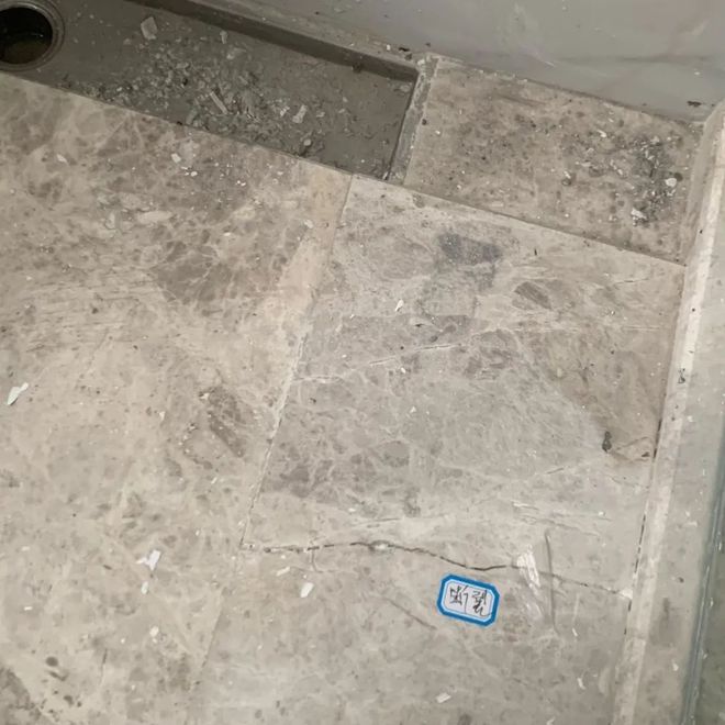 瓷砖空鼓打胶后瓷砖裂了怎么办呢(瓷砖空鼓打胶后瓷砖裂了怎么办呢图片)